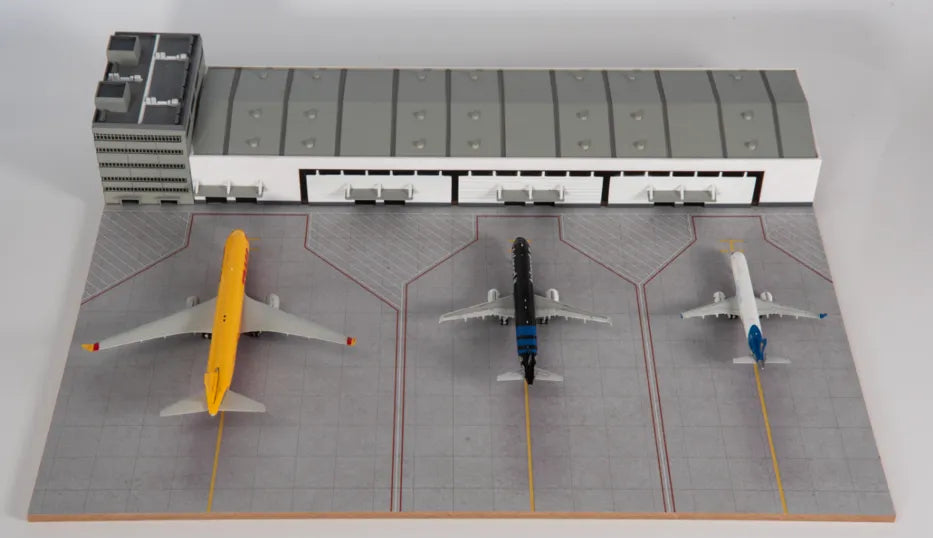 JC WINGS AIRPORT CARGO TERMINAL DISPLAY CASE WITH APRON