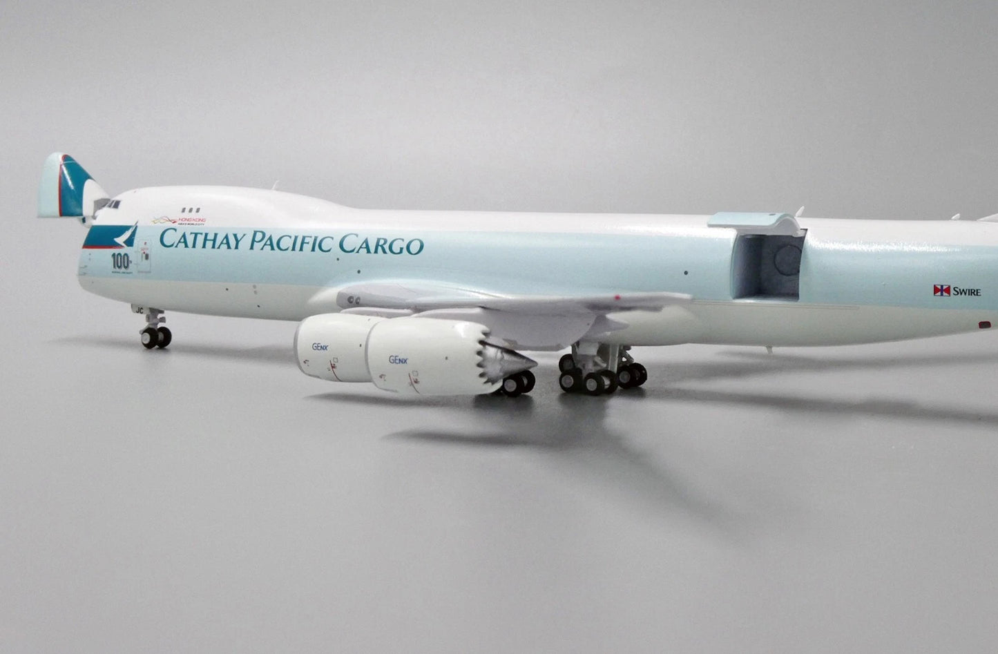 JC WINGS B747-8F CATHAY PACIFIC CARGO "100TH BOEING AIRCRAFT" (INTERACTIVE SERIES) REG: B-LJC