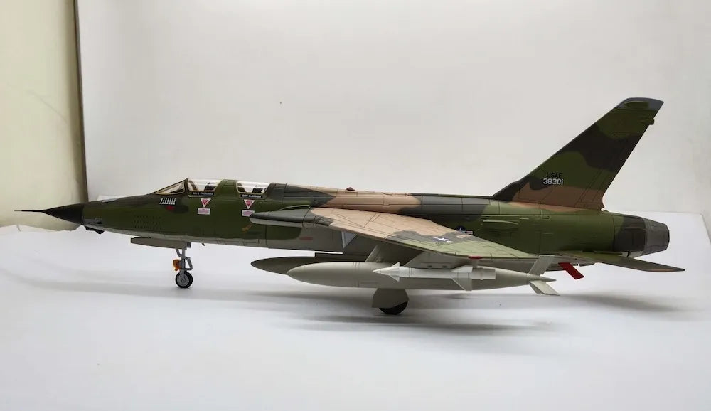 HOBBY MASTER F-105F THUNDERCHIEF LT COL. LEO THORSNESS