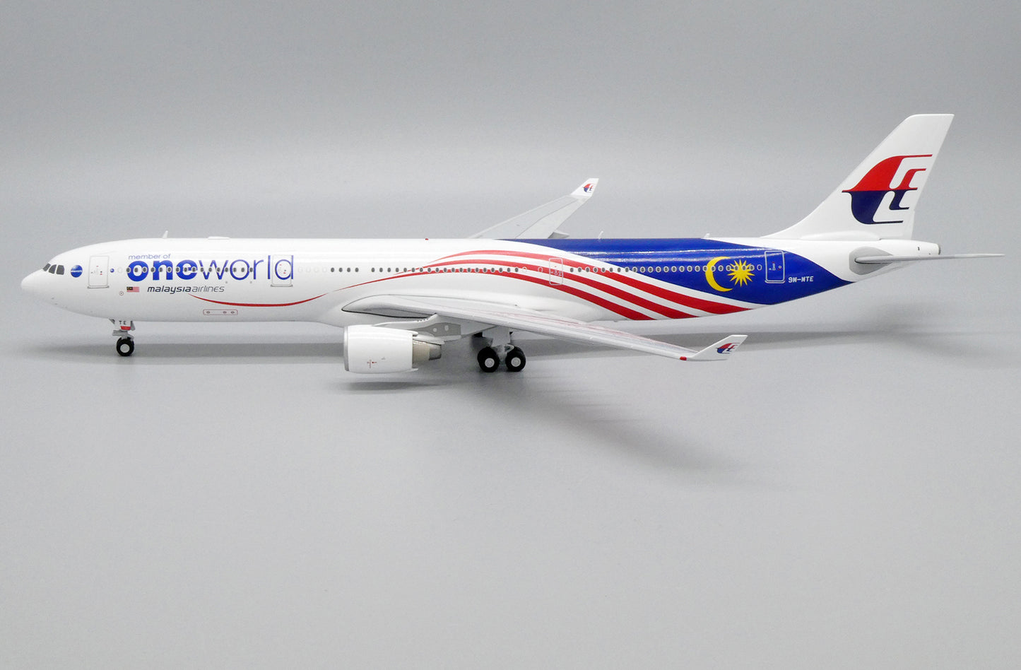 JC WINGS JC20086 A330-300 MALAYSIA AIRLINES "ONEWORLD" REG: 9M-MTE