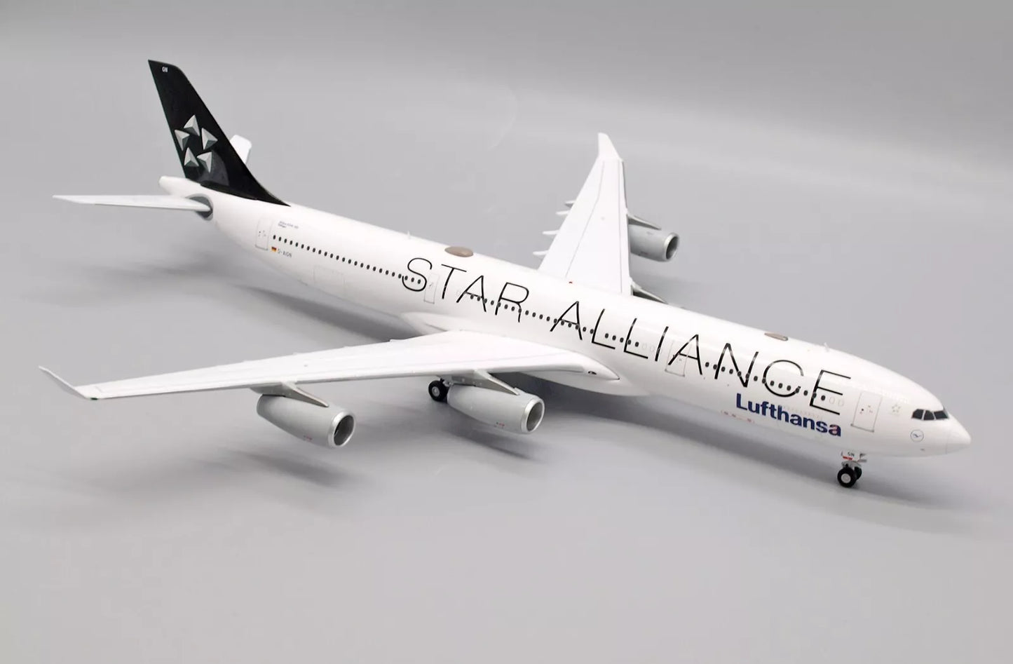 JC WINGS A340-300 LUFTHANSA "STAR ALLIANCE" REG: D-AIGN