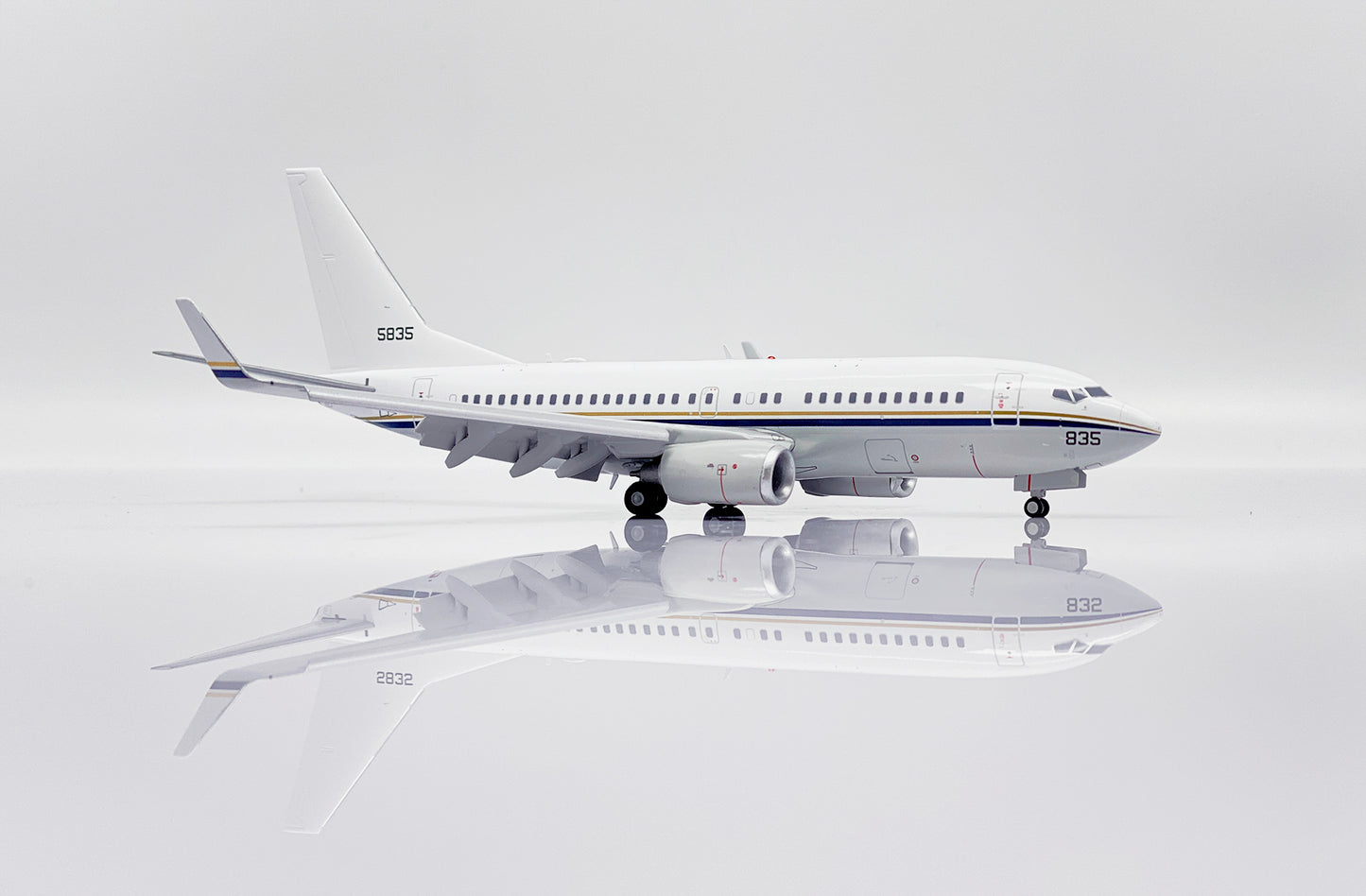 JC WINGS B737-700 C-40A CLIPPER US NAVY (FLAPS DOWN) REG: 165835