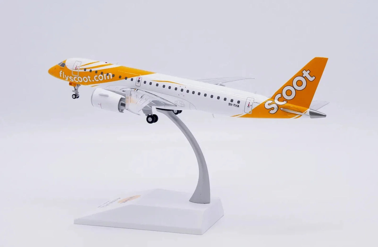 JC WINGS EMBRAER E190-E2 SCOOT REG: 9V-THA