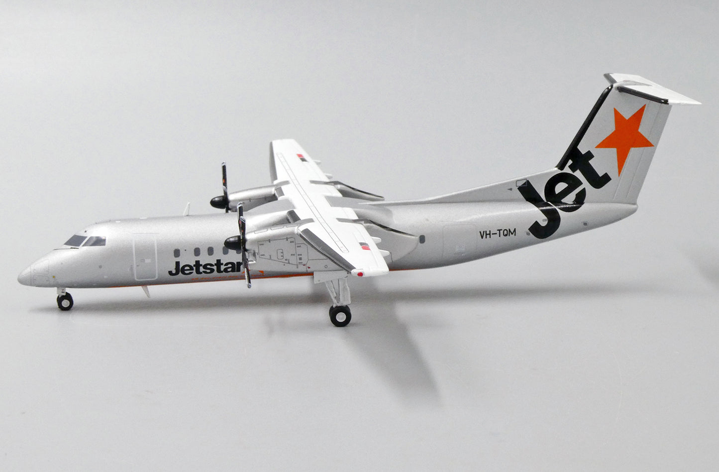 JC WINGS DASH8-Q300 JETSTAR AIRWAYS REG: VH-TQM