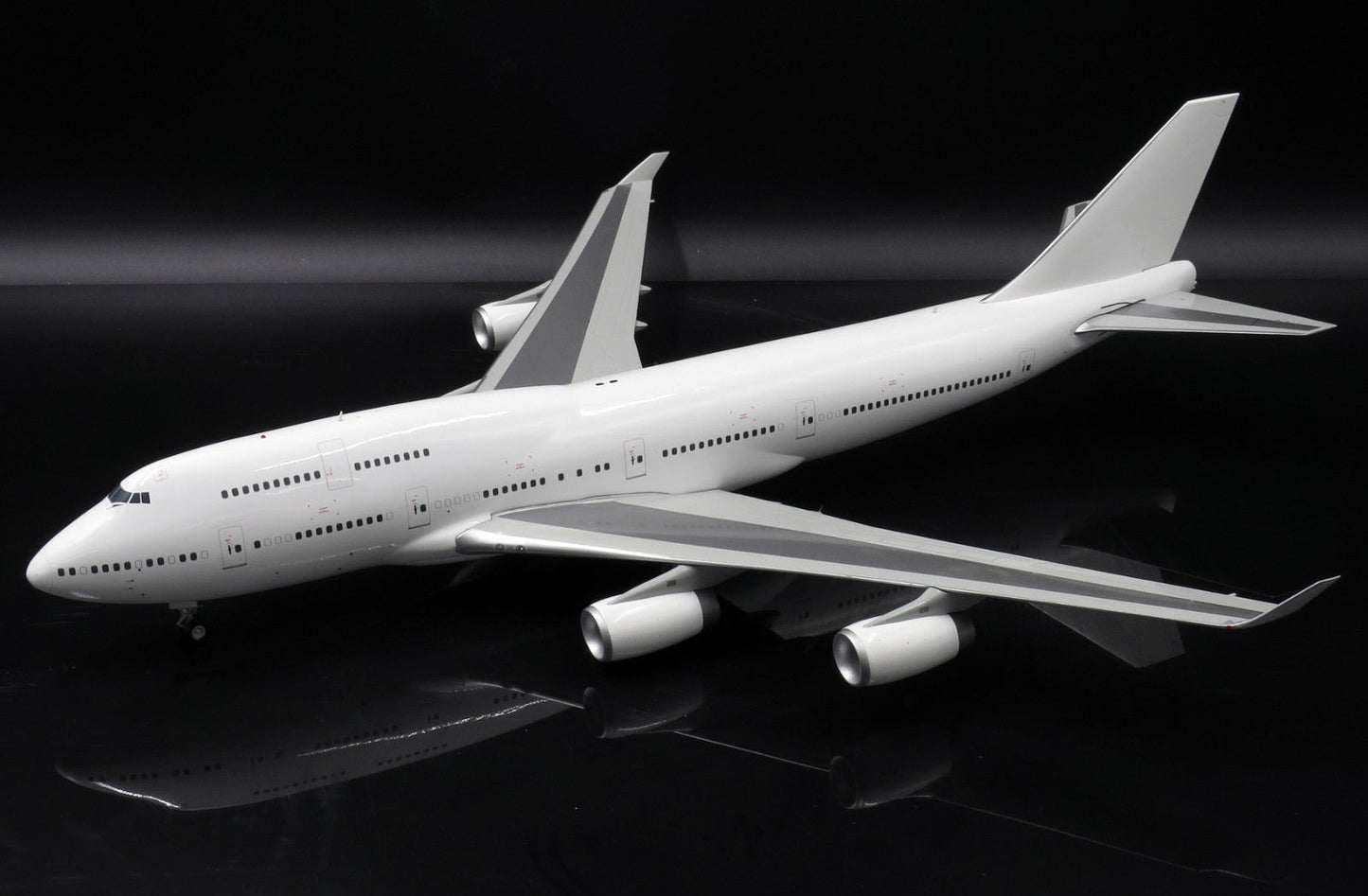 JC WINGS B747-400 BLANK (ROLLS-ROYCE) WITH STAND