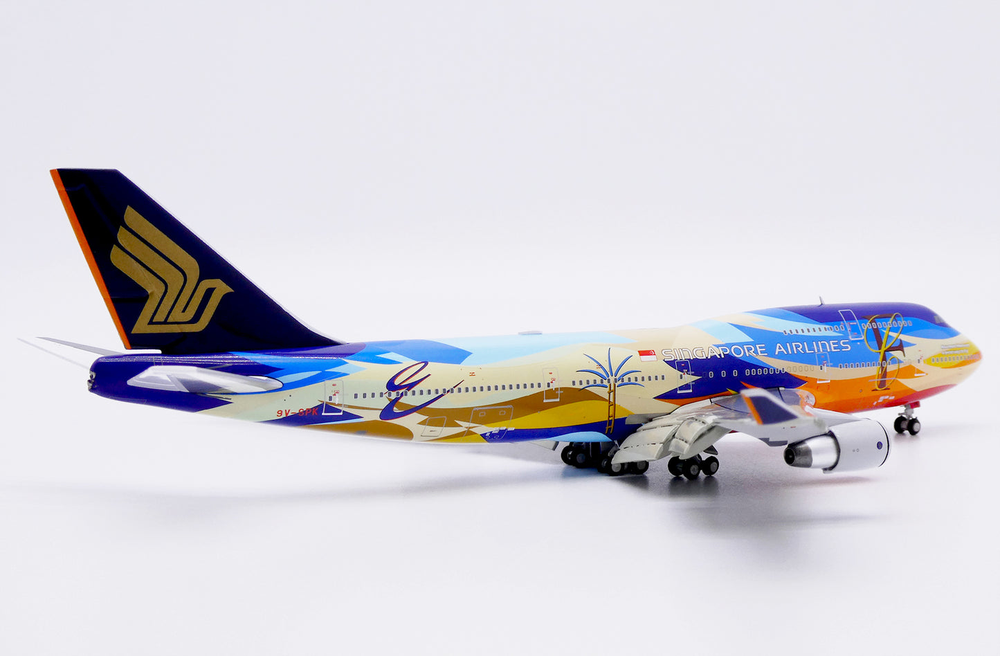 JC WINGS B747-400 SINGAPORE AIRLINES "TROPICAL" (FLAPS DOWN ) REG: 9V-SPK