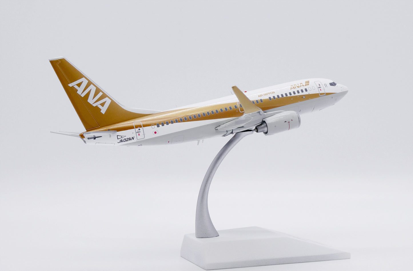 JC WINGS B737-700 ALL NIPPON AIRWAYS (ANA) "GOLD" REG: JA02AN
