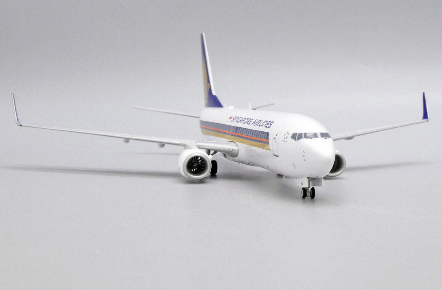 JC WINGS B737-800 SINGAPORE AIRLINES REG: 9V-MGA