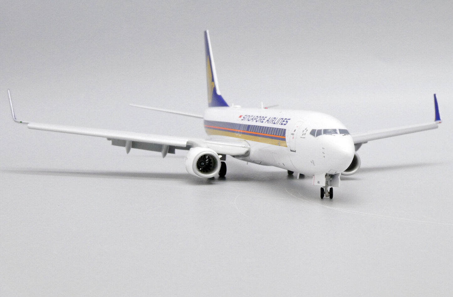 JC WINGS B737-800 SINGAPORE AIRLINES (FLAPS DOWNS) REG: 9V-MGA