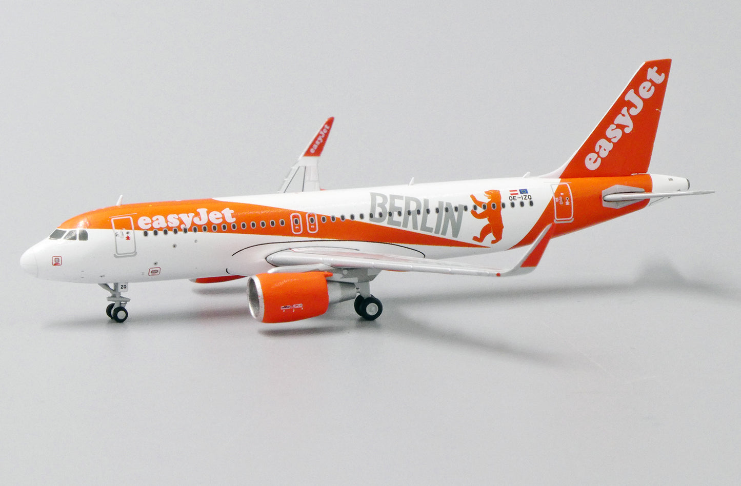 JC WINGS A320 EASYJET EUROPE "BERLIN" REG: OE-IZQ