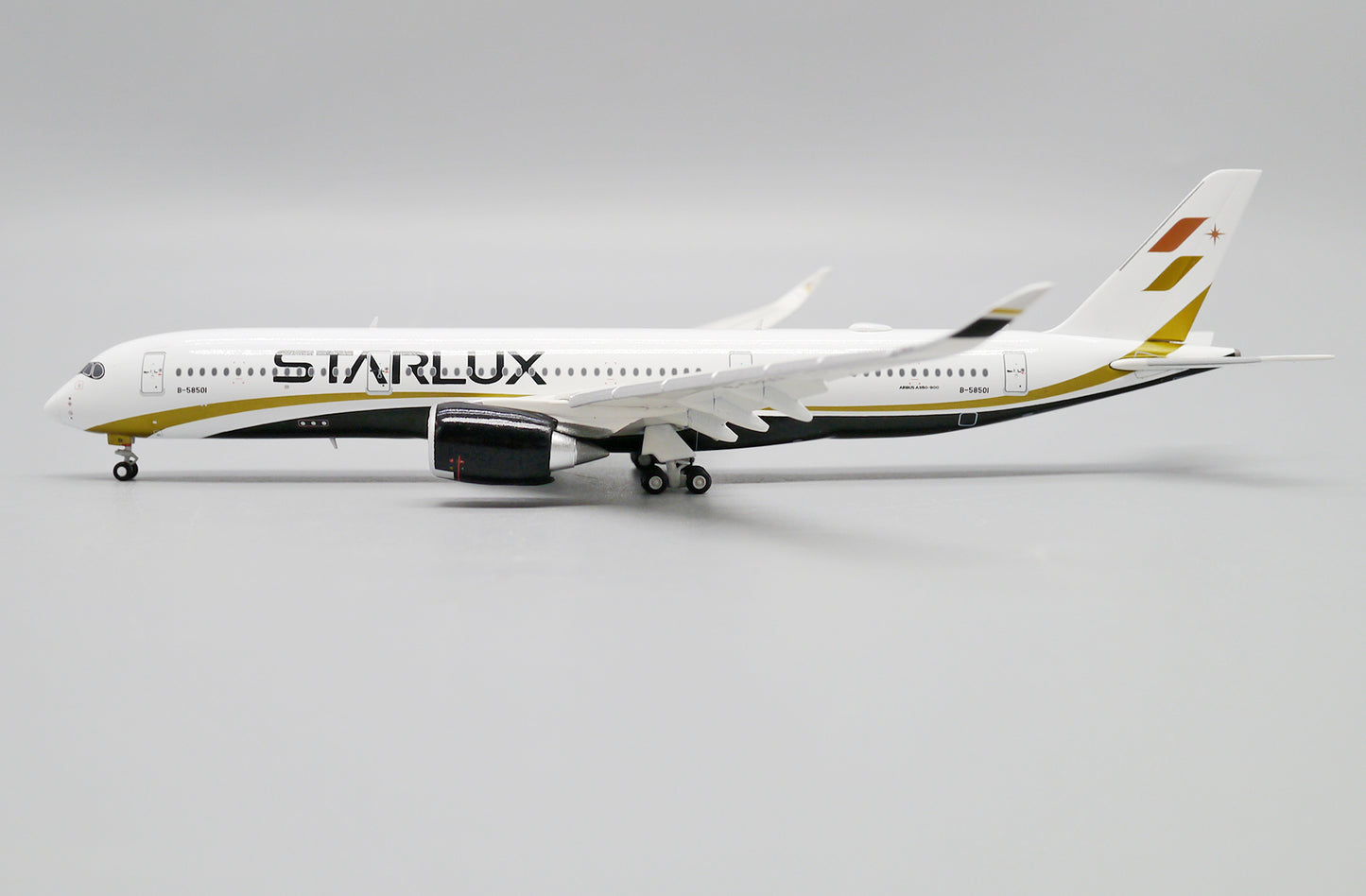 JC WINGS A350 STARLUX (FLAPS DOWN) REG: B-58501
