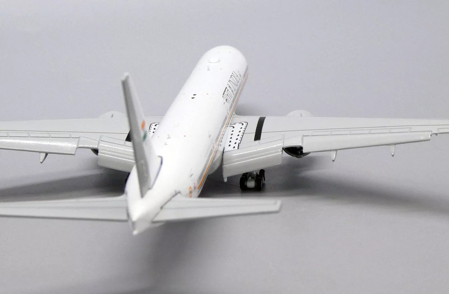 JCWINGS B777-300ER INDIAN GOVERNMENT (FLAPS DOWN) REG: VT-ALW