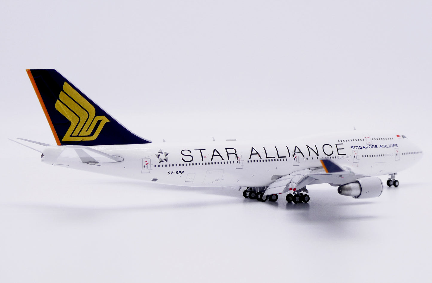 JC WINGS B747-400 SINGAPORE AIRLINES "STAR ALLIANCE" (FLAPS DOWN) REG: 9V-SPP