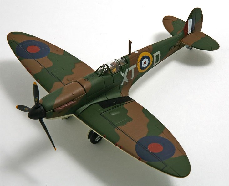 CORGI SPITFIRE MK II BBMF "BATTLE OF BRITAIN MEMORIAL FLIGHT" P7350 (LIMITED 2001 PIECES)