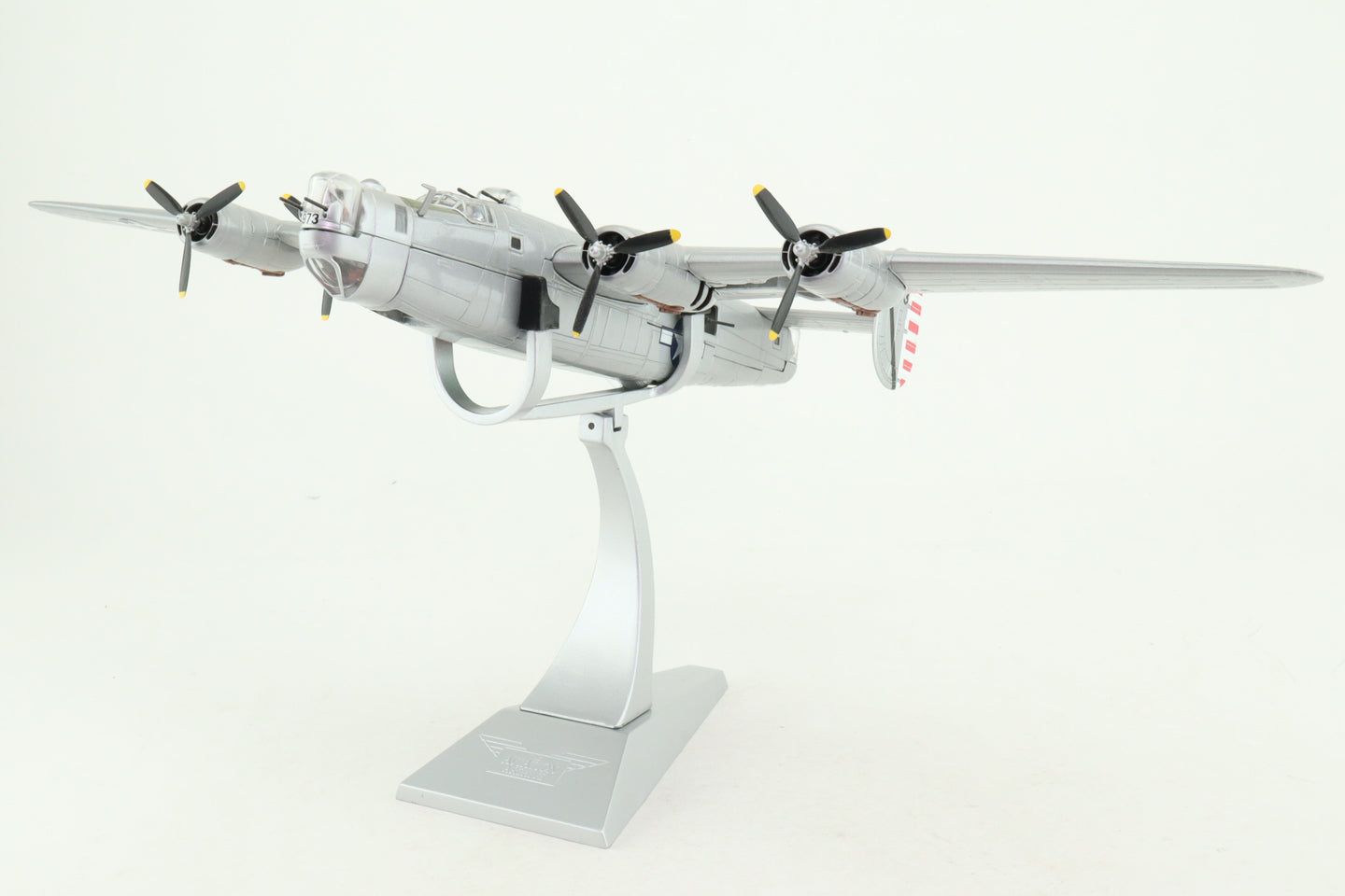 CORGI B-24J LIBERATOR USAAF "THE DRAGON AND HIS TAIL" 43RD BG 64TH BS 44-40973 1945
