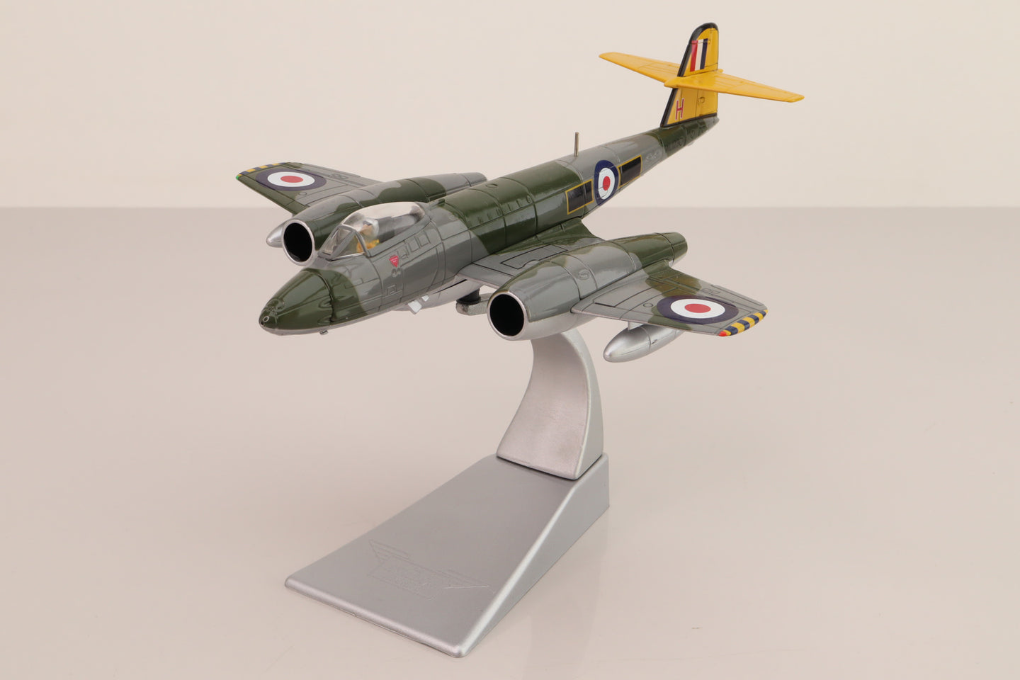 CORGI METEOR F.MK 8 RAF No.111 SQUADRON RAF NORTH WEALD ENGLAND 1954