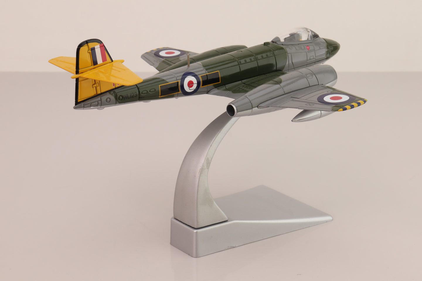 CORGI METEOR F.MK 8 RAF No.111 SQUADRON RAF NORTH WEALD ENGLAND 1954