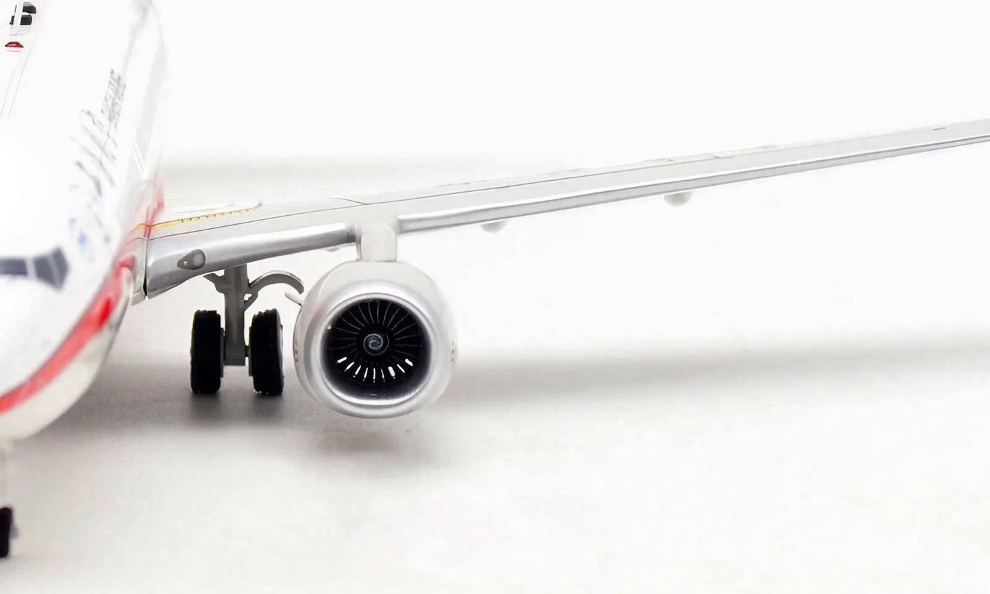 AVIATION 200 B737-800 SHANGHAI AIRLINES REG: B-2688