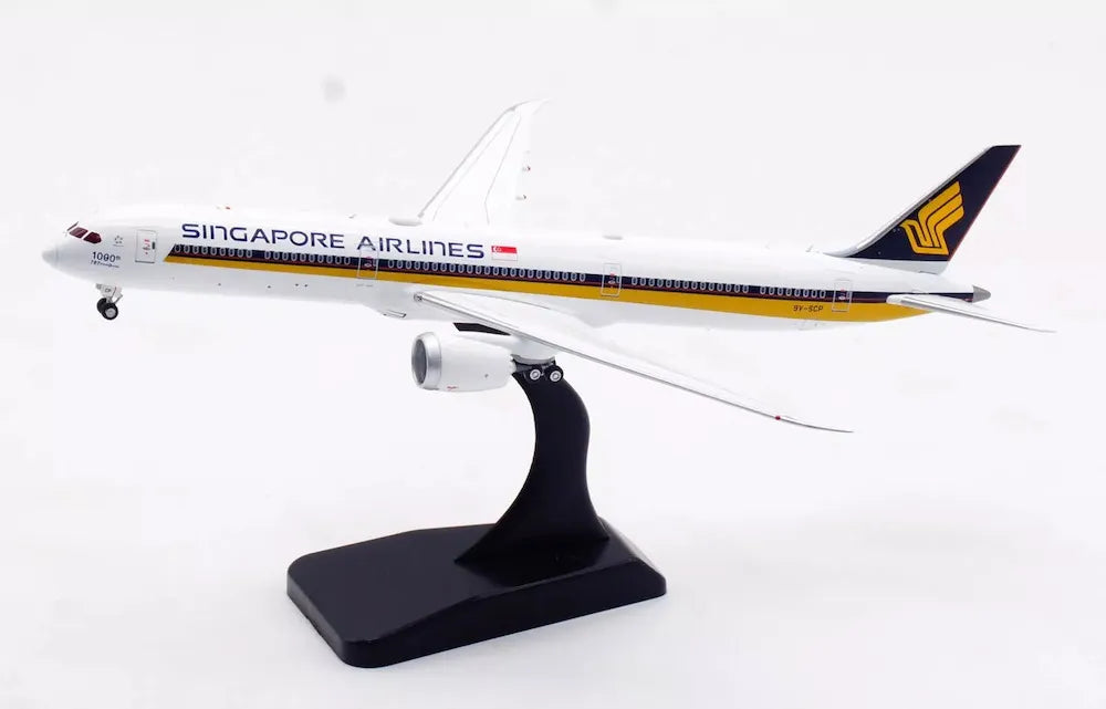AVIATION 400 B787-10 DREAMLINER SINGAPORE AIRLINES REG: 9V-SCP (DETACHABLE GEAR)