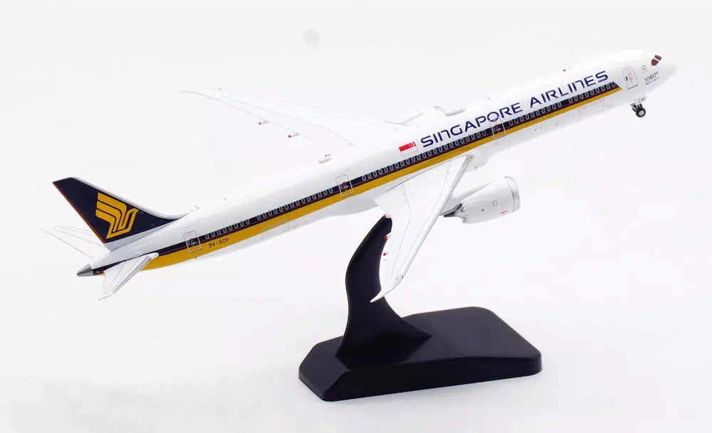 AVIATION 400 B787-10 DREAMLINER SINGAPORE AIRLINES REG: 9V-SCP (DETACHABLE GEAR)