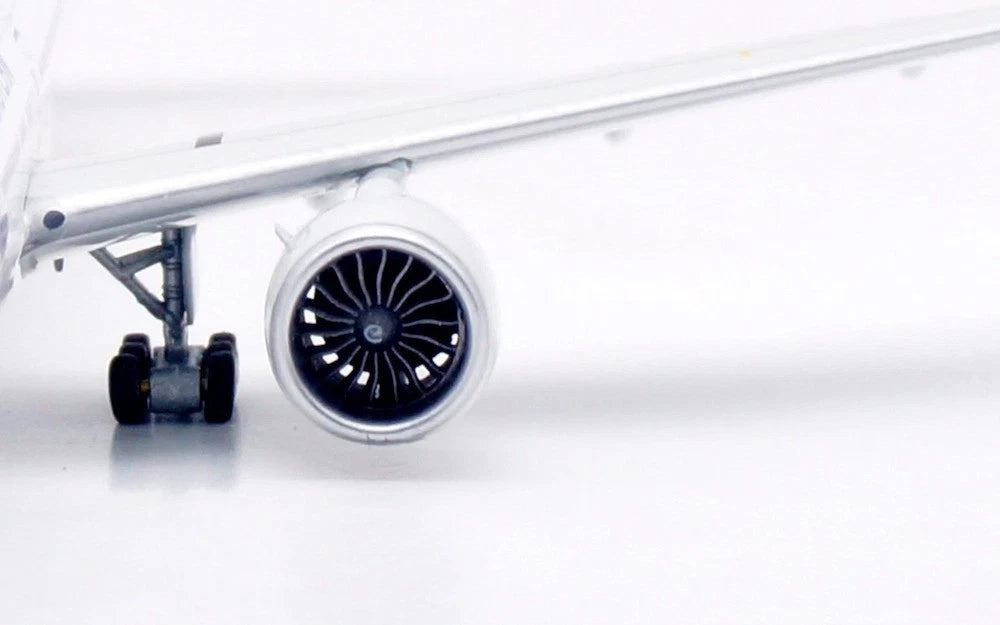 AVIATION 400 B777-39PER CHINA EASTERN AIRLINES "DETACHABLE GEAR" REG: B-2025