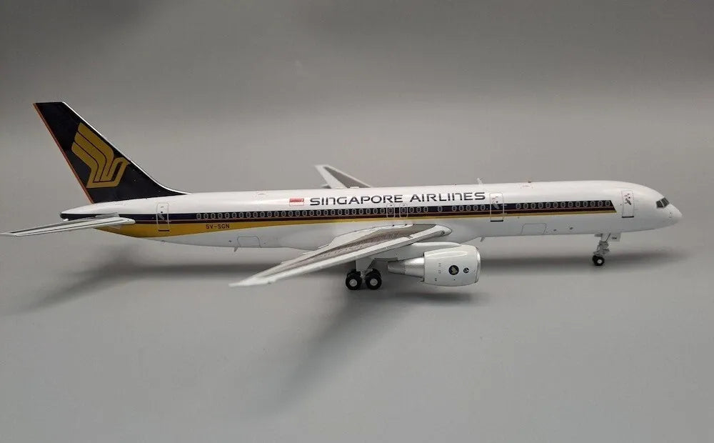 WB MODELS B757-212 SINGAPORE AIRLINES REG: 9V-SGN