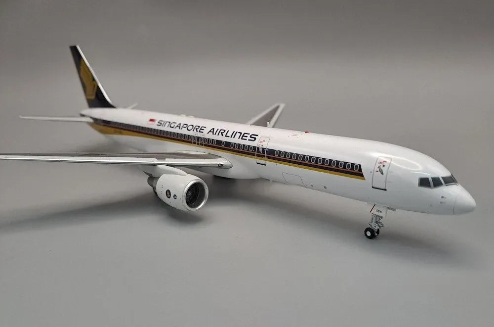 WB MODELS B757-212 SINGAPORE AIRLINES REG: 9V-SGN