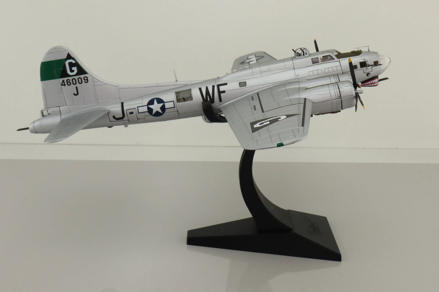 CORGI B-17G FLYING FORTRESS USAAF 44-6009 "FLAK EATER" 8TH A/F 1944 (CERTIFICATE NUMBER 002 OF 1300)