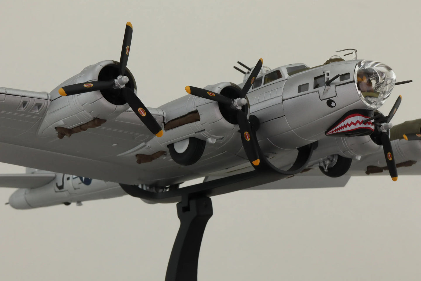 CORGI B-17G FLYING FORTRESS USAAF 44-6009 "FLAK EATER" 8TH A/F 1944 (CERTIFICATE NUMBER 002 OF 1300)