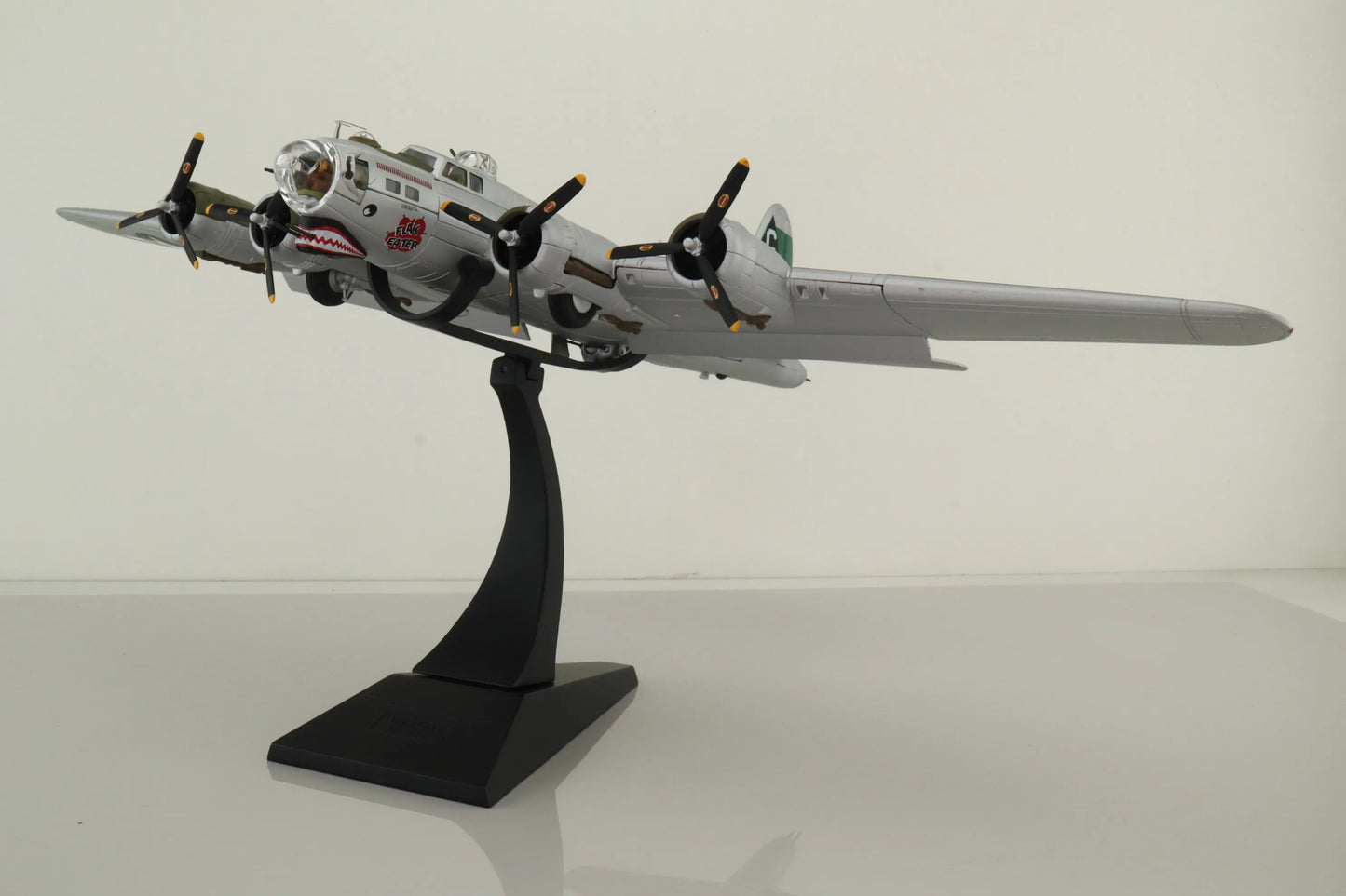 CORGI B-17G FLYING FORTRESS USAAF 44-6009 "FLAK EATER" 8TH A/F 1944 (CERTIFICATE NUMBER 002 OF 1300)