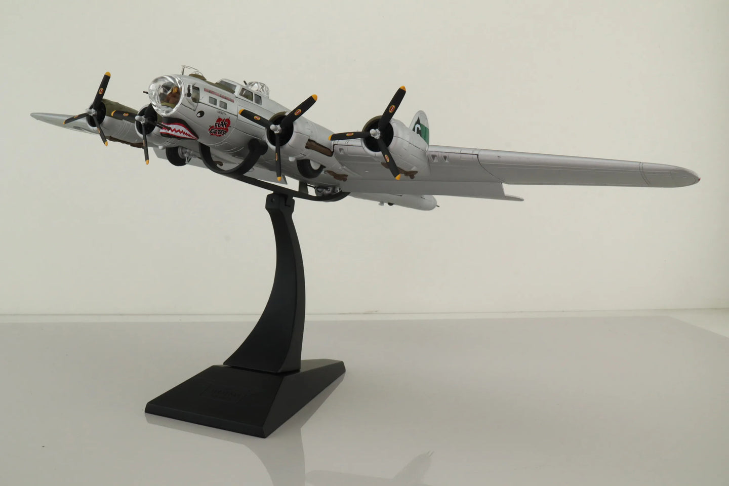 CORGI B-17G FLYING FORTRESS USAAF 44-6009 "FLAK EATER" 8TH A/F 1944 (CERTIFICATE NUMBER 002 OF 1300)