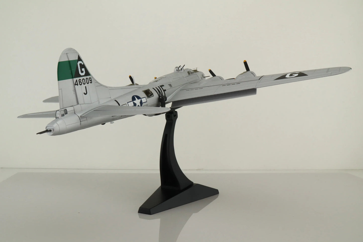 CORGI B-17G FLYING FORTRESS USAAF 44-6009 "FLAK EATER" 8TH A/F 1944 (CERTIFICATE NUMBER 002 OF 1300)