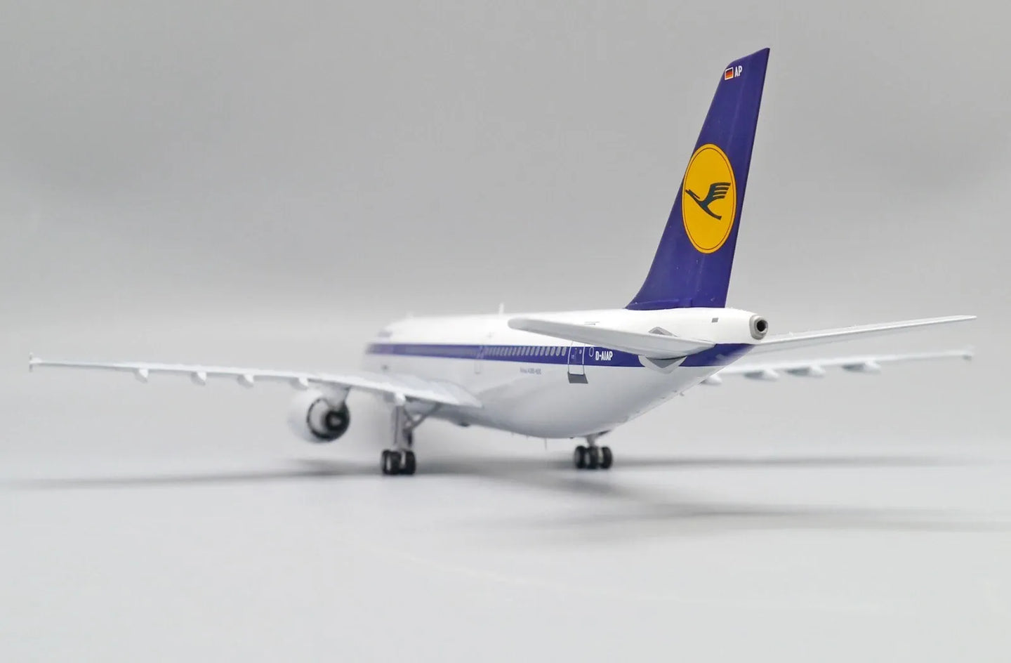 JC WINGS A300-600R LUFTHANSA REG: D-AIAP