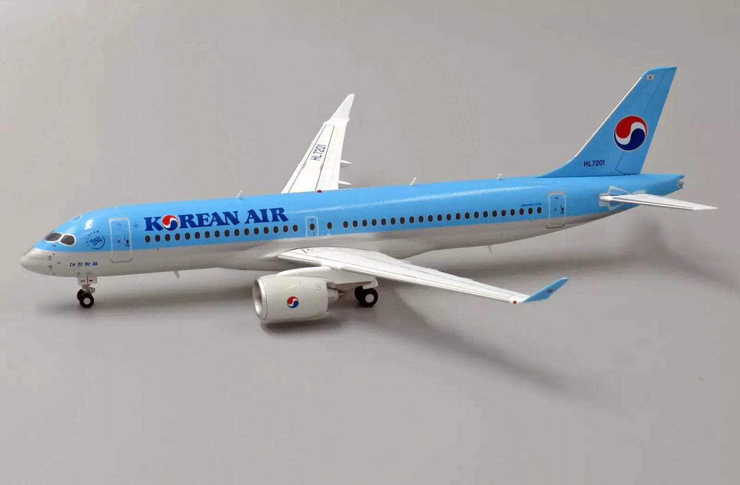 JC WINGS KOREAN AIR BOMBARDIER CS300 REG: HL7201
