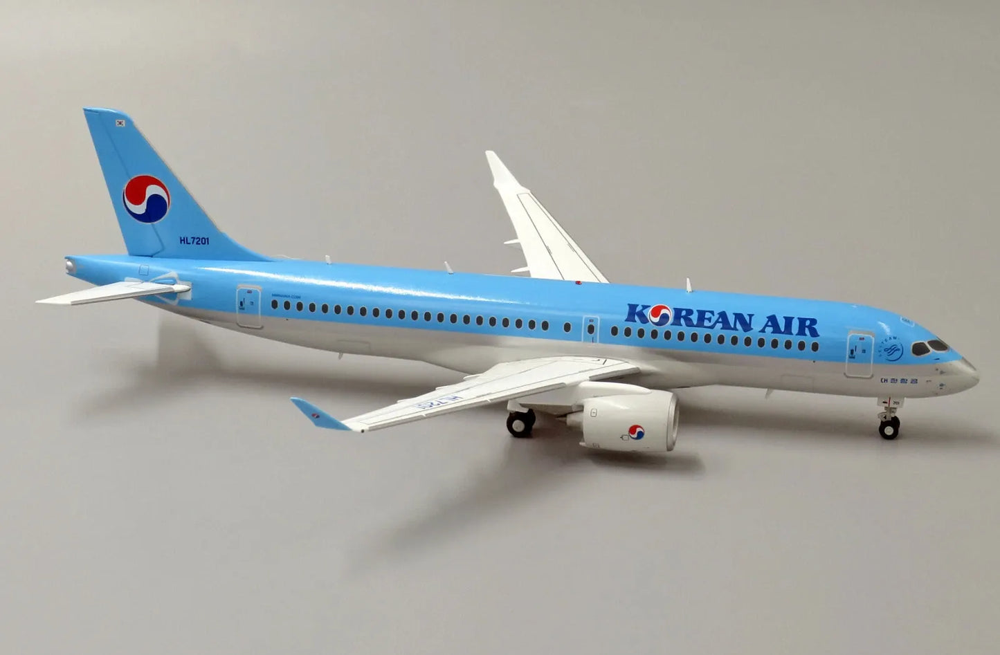 JC WINGS KOREAN AIR BOMBARDIER CS300 REG: HL7201