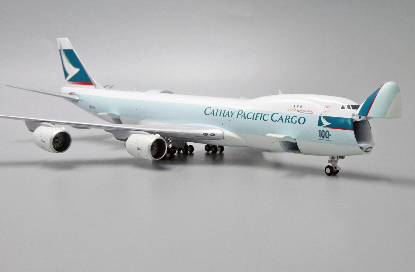 JC WINGS B747-8F CATHAY PACIFIC CARGO "100TH BOEING AIRCRAFT" (INTERACTIVE SERIES) REG: B-LJC