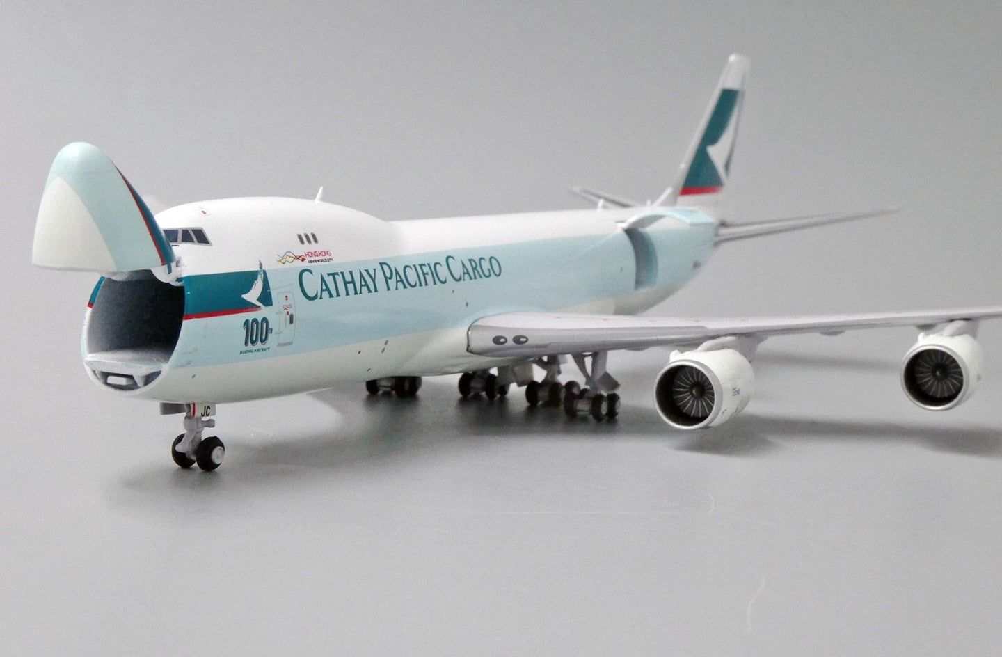 JC WINGS B747-8F CATHAY PACIFIC CARGO "100TH BOEING AIRCRAFT" (INTERACTIVE SERIES) REG: B-LJC