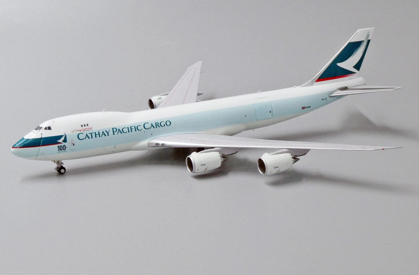 JC WINGS B747-8F CATHAY PACIFIC CARGO "100TH BOEING AIRCRAFT" (INTERACTIVE SERIES) REG: B-LJC