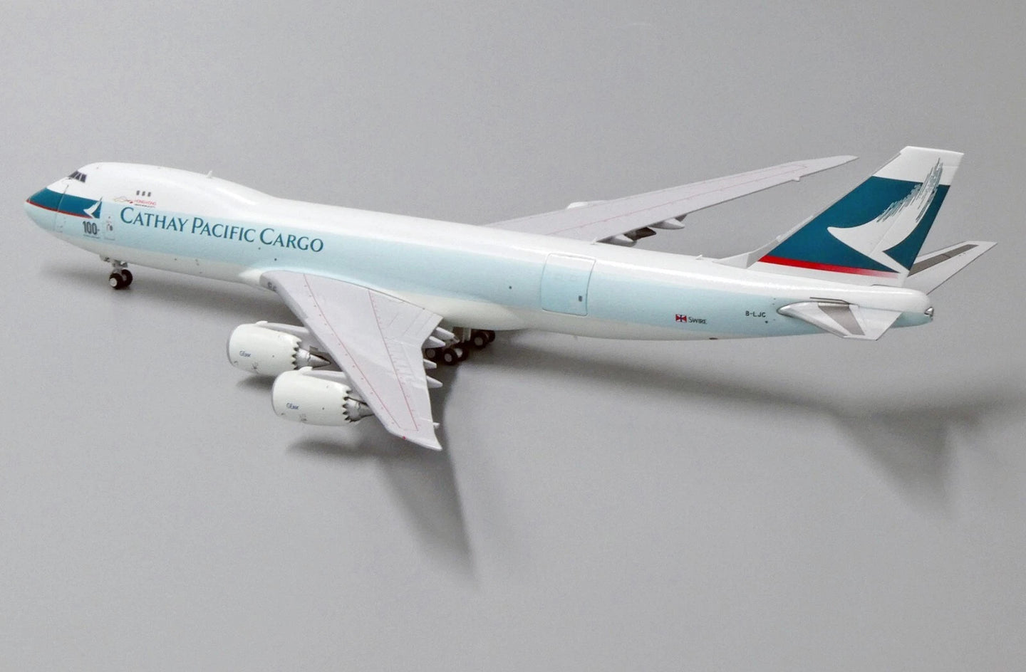 JC WINGS B747-8F CATHAY PACIFIC CARGO "100TH BOEING AIRCRAFT" (INTERACTIVE SERIES) REG: B-LJC