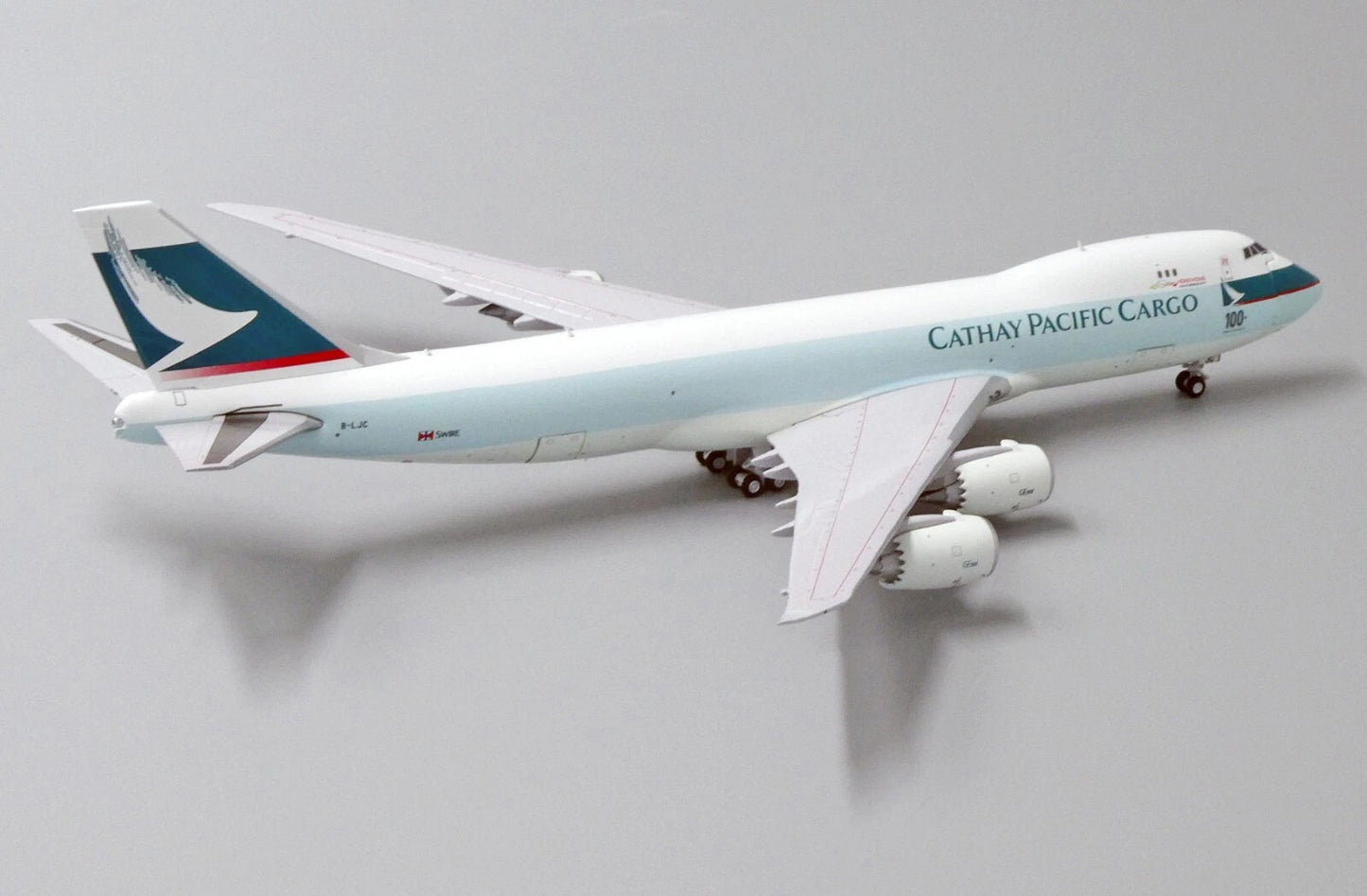 JC WINGS B747-8F CATHAY PACIFIC CARGO "100TH BOEING AIRCRAFT" (INTERACTIVE SERIES) REG: B-LJC