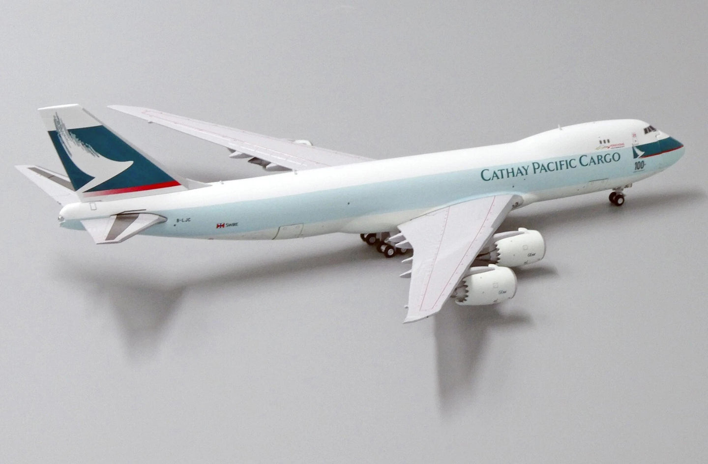 JC WINGS B747-8F CATHAY PACIFIC CARGO "100TH BOEING AIRCRAFT" (INTERACTIVE SERIES) REG: B-LJC