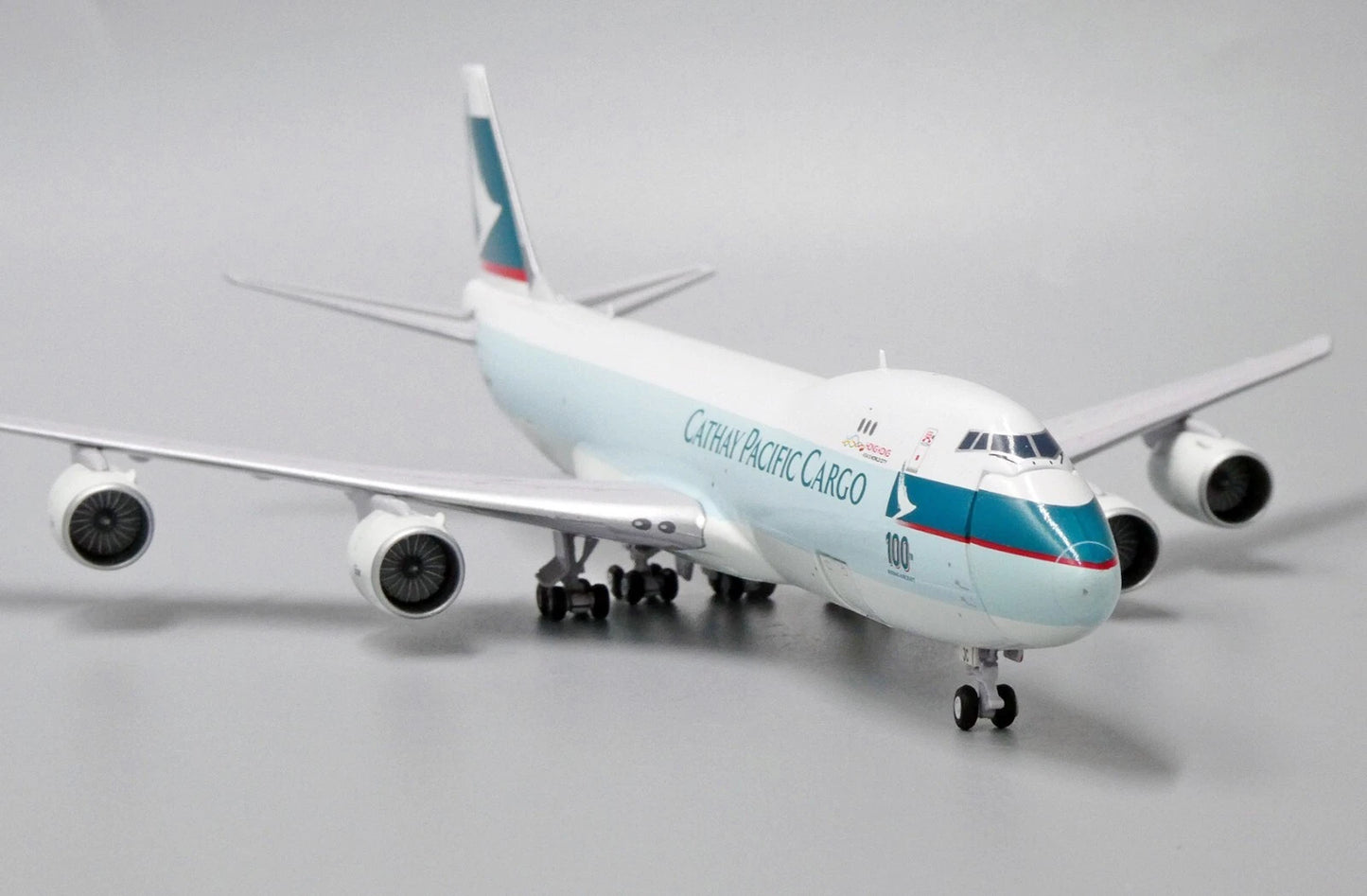 JC WINGS B747-8F CATHAY PACIFIC CARGO "100TH BOEING AIRCRAFT" (INTERACTIVE SERIES) REG: B-LJC