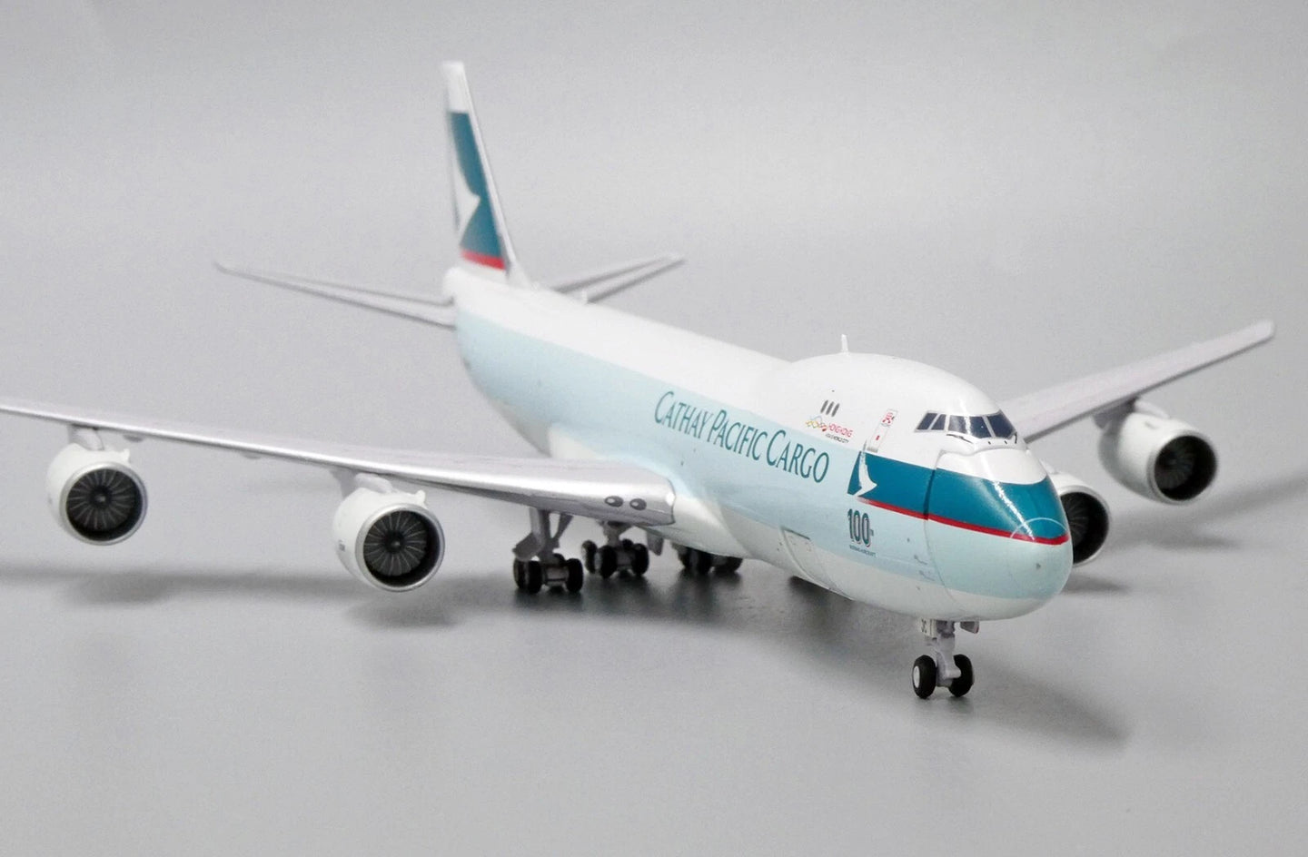 JC WINGS B747-8F CATHAY PACIFIC CARGO "100TH BOEING AIRCRAFT" (INTERACTIVE SERIES) REG: B-LJC