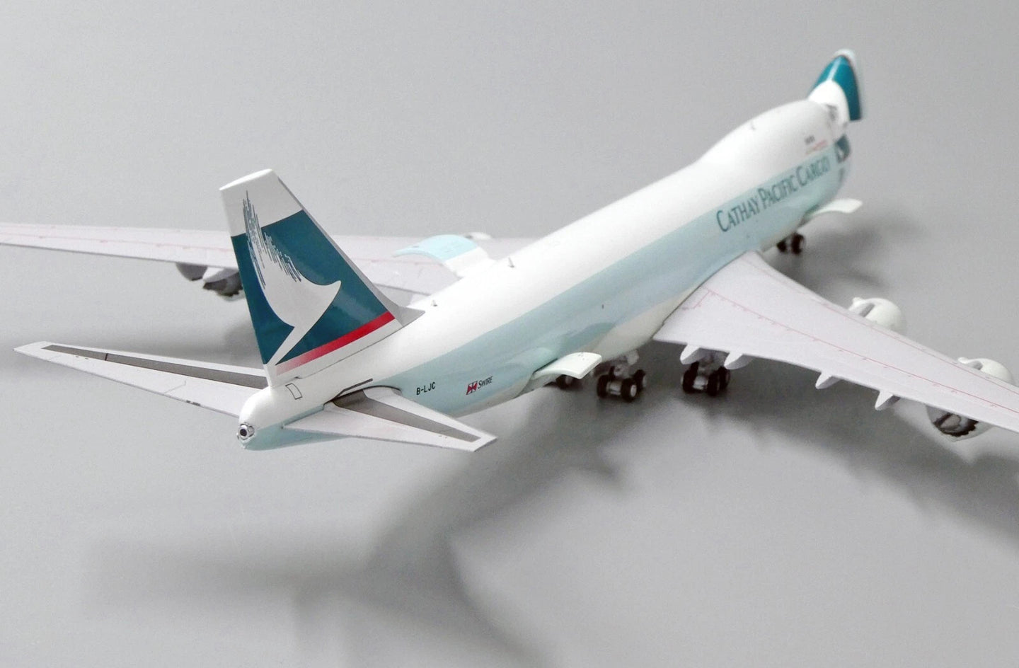 JC WINGS B747-8F CATHAY PACIFIC CARGO "100TH BOEING AIRCRAFT" (INTERACTIVE SERIES) REG: B-LJC