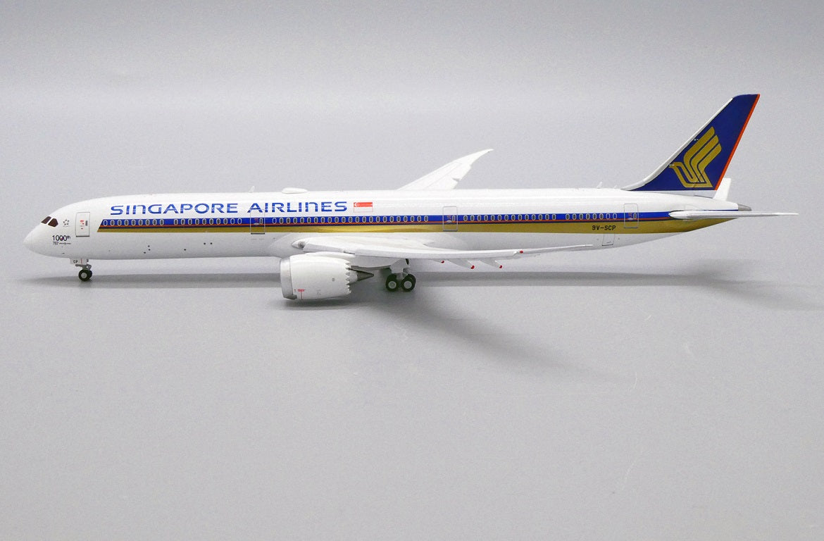 JC WINGS B787 SINGAPORE AIRLINES "1000TH B787" (FLAPS DOWN) REG: 9V-SCP