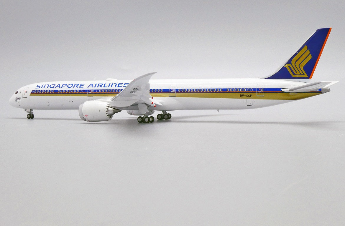 JC WINGS B787 SINGAPORE AIRLINES "1000TH B787" (FLAPS DOWN) REG: 9V-SCP