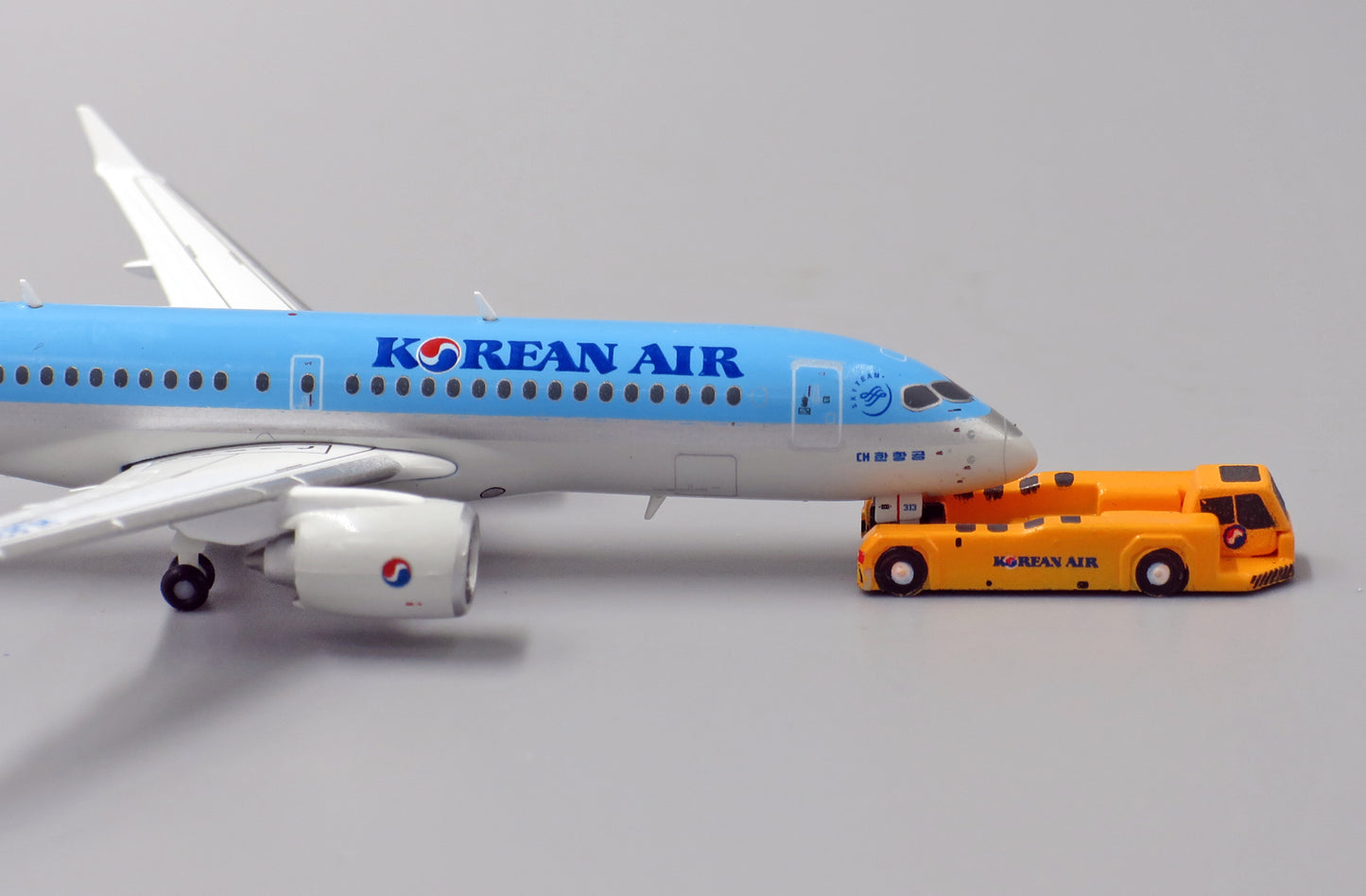 JCWINGS KOREAN AIR BOMBARDIER CS300 REG: HL8313