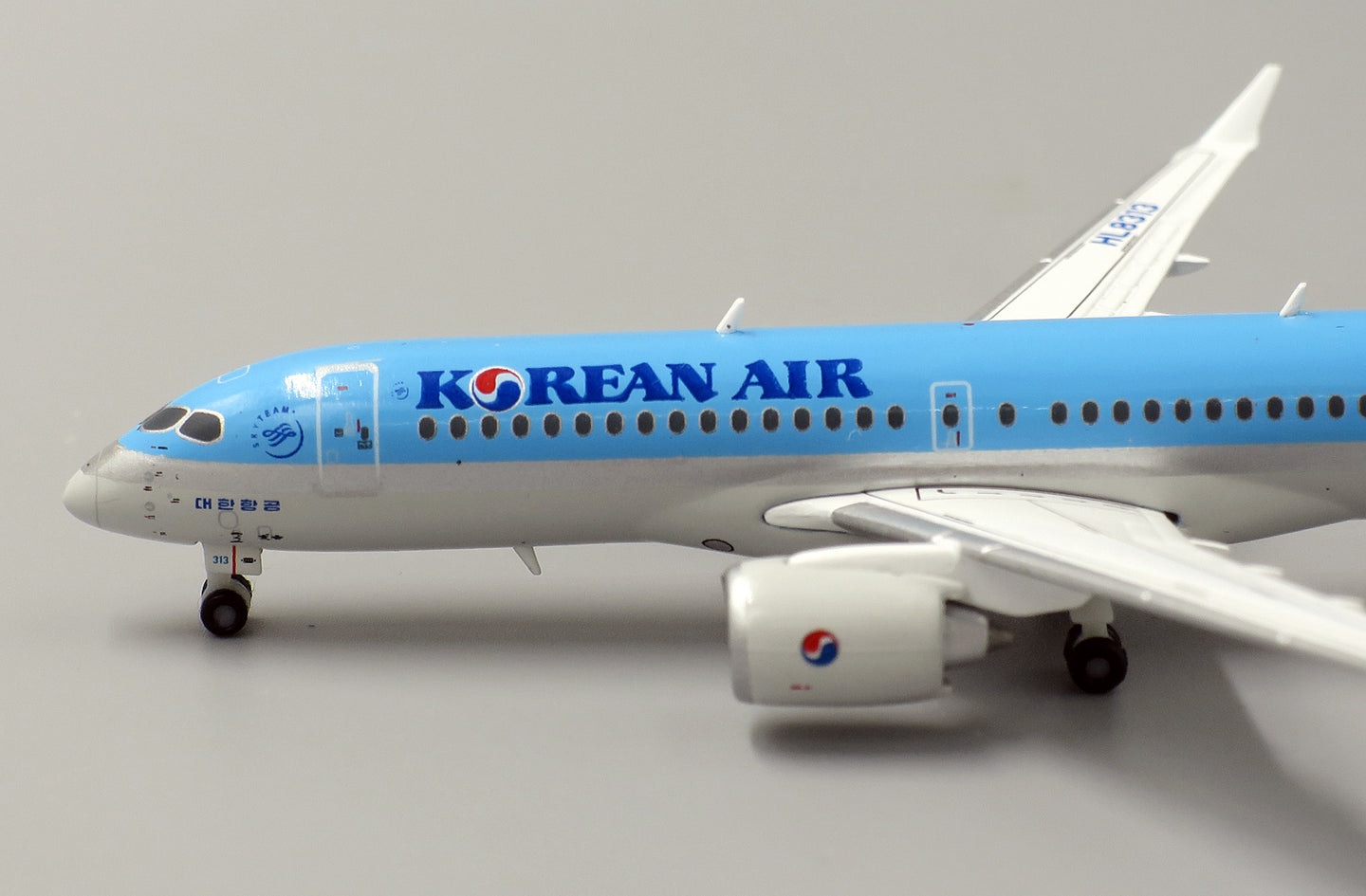 JCWINGS KOREAN AIR BOMBARDIER CS300 REG: HL8313