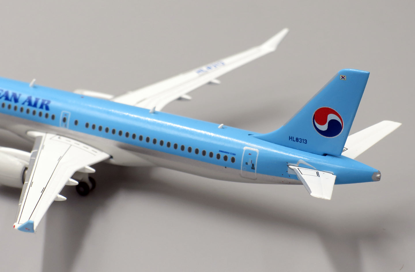 JCWINGS KOREAN AIR BOMBARDIER CS300 REG: HL8313