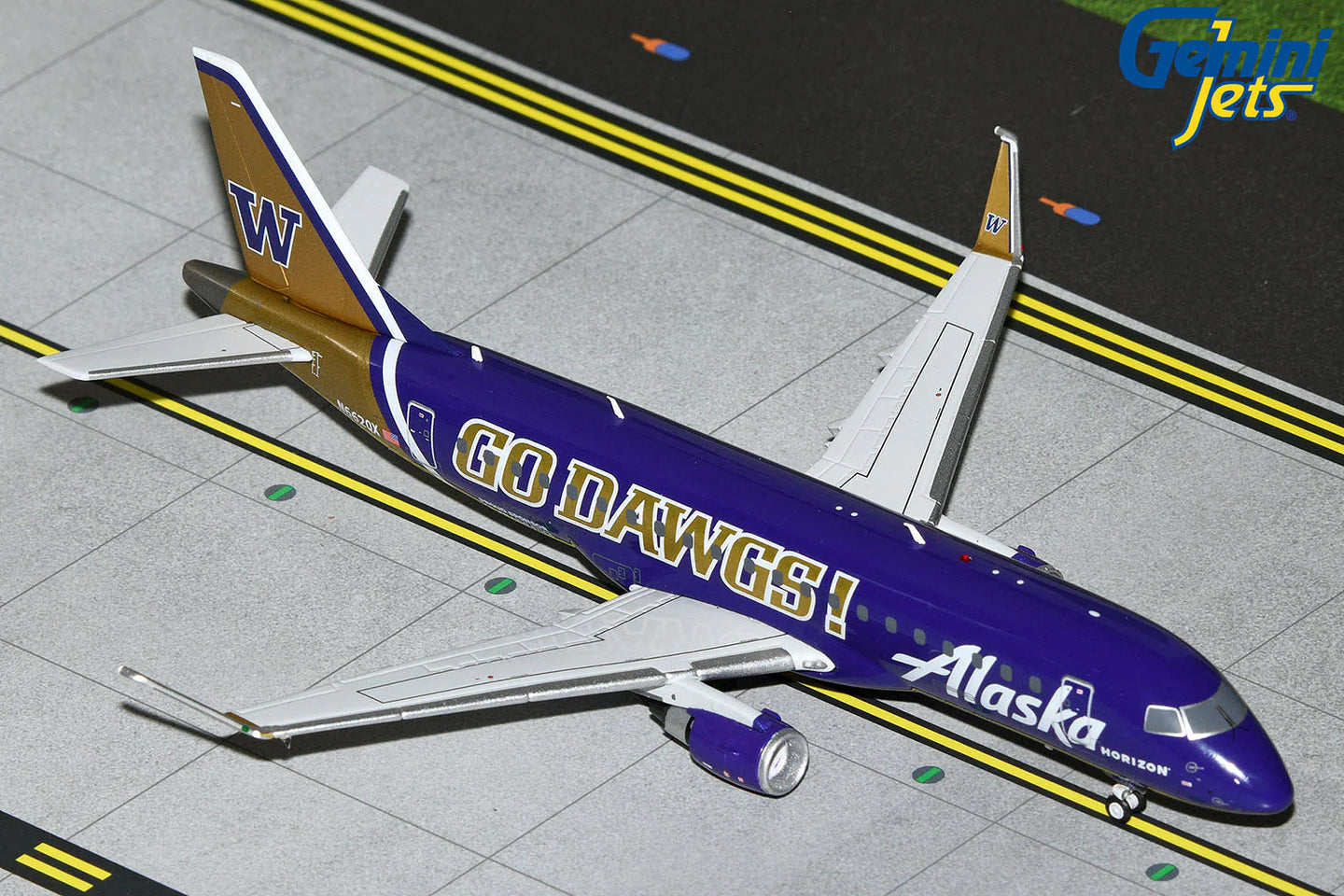 GEMINI JETS E175LR ALASKA AIRLINES/HORIZON AIR UNI OF WASHINGTON "GO DAWGS" REG: N662QX